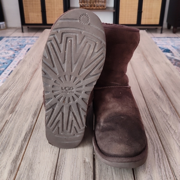 UGG Suede Short Boot in Brown Size Woman's 9 - Picture 9 of 13